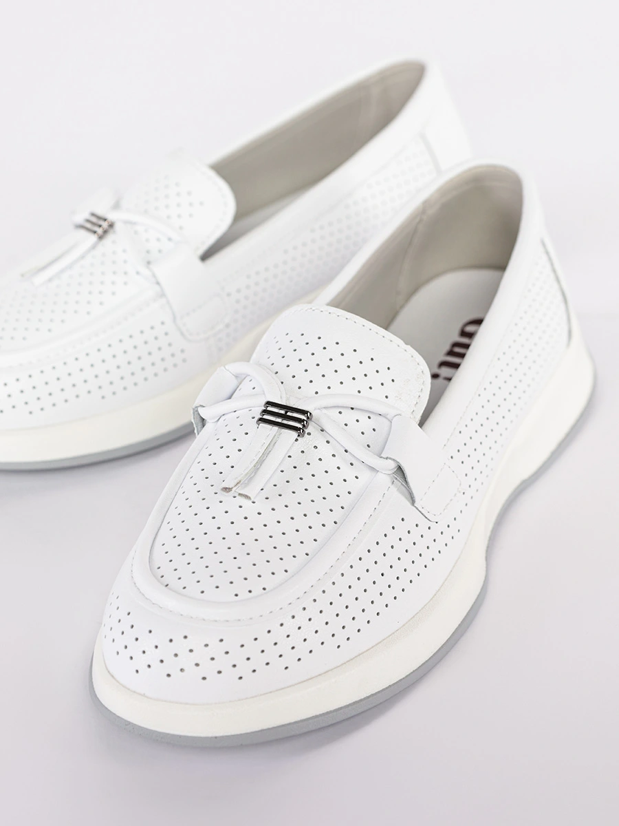 Туфли белого цвета с перфорацией